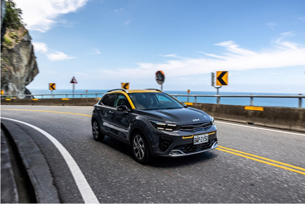 智慧油電潮旅The Stonic 1.0T提供優異節能表現，全車系標配Level 2智慧駕駛輔助系統，保障全車乘員行車安全。 (圖/Kia)