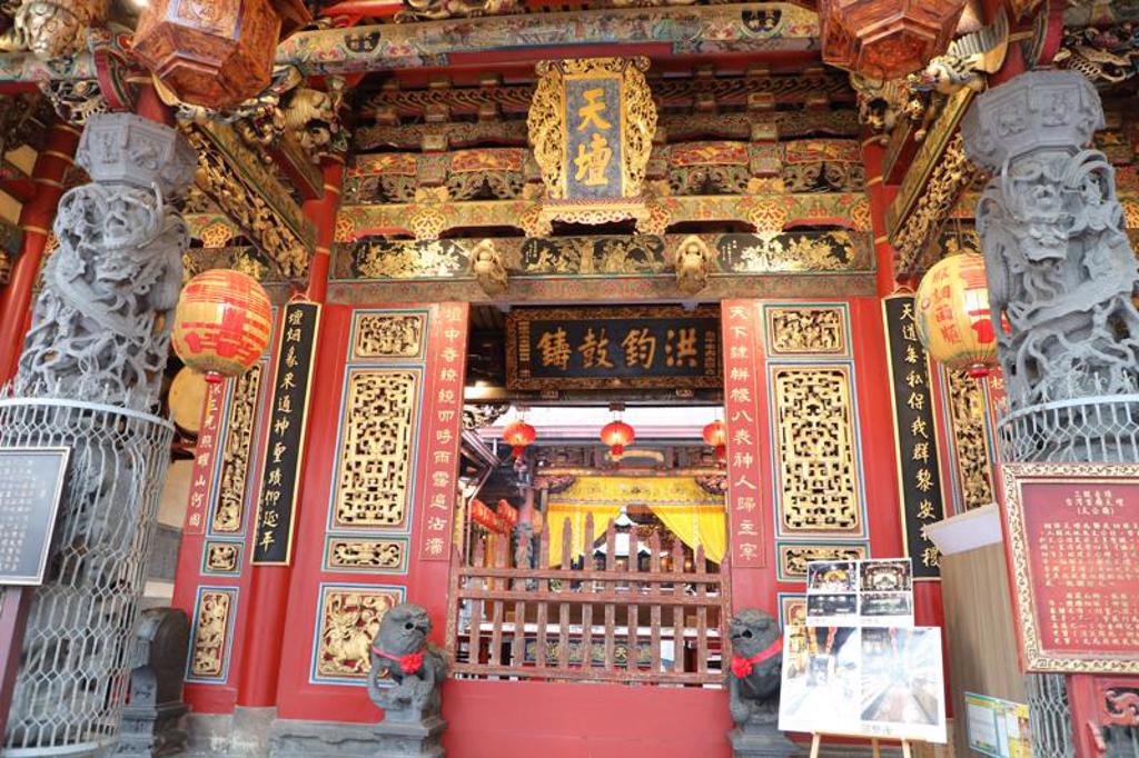 台南市政府推動「宮廟博物館」認證制度，2日起在台灣首廟天壇舉辦「天公作美」特展，邀請民眾前往欣賞名師作品。（圖/ 中央社）