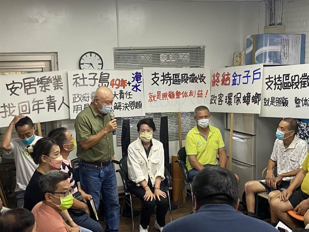 無黨籍台北市長參選人黃珊珊（右二）今下午出席社子島居民權益促進會的座談會。（陳薏云攝）