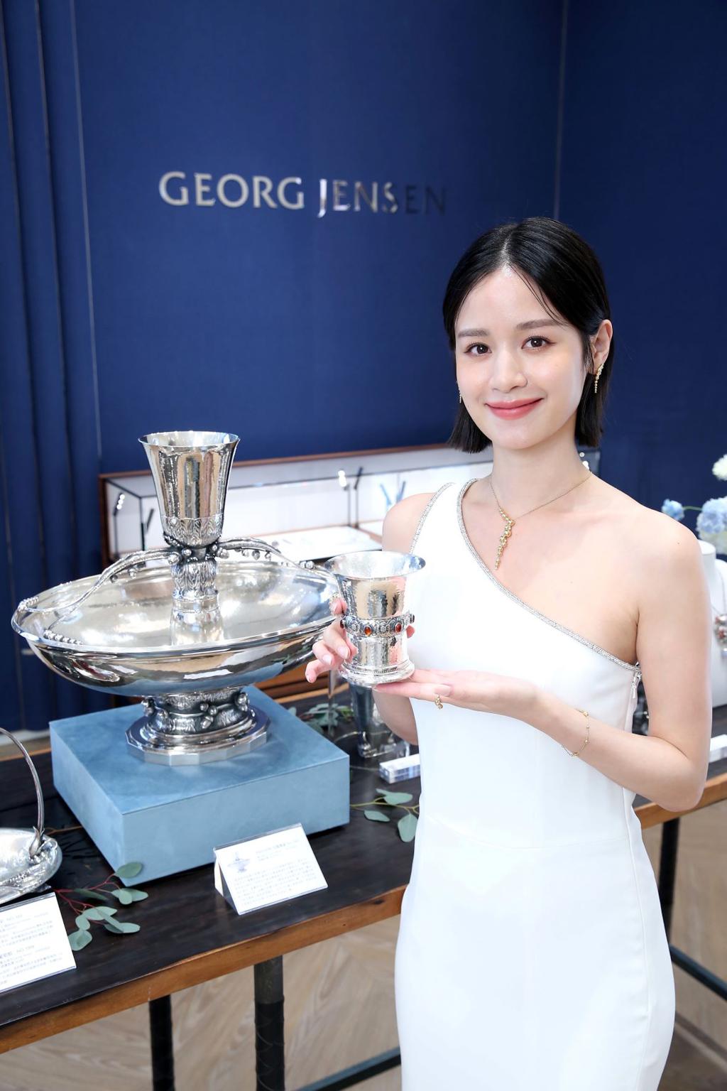 袁子芸榮任喬治傑生品牌大使，展示她最愛的no.118花器。（GEORG JENSEN提供)