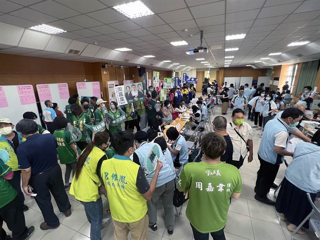 九合一選舉登記期間，台南市選委會湧進大批參選人及支持者。（洪榮志攝）