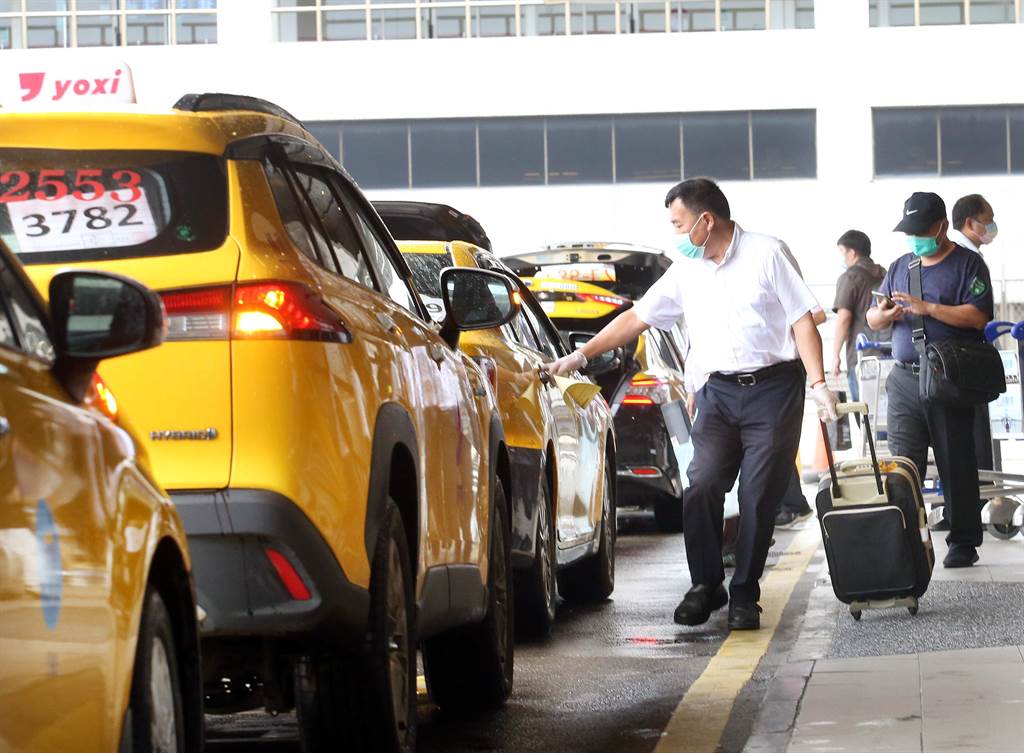 在桃機第一航廈外，剛入境的旅客搭乘防疫計程車離開。（范揚光攝）