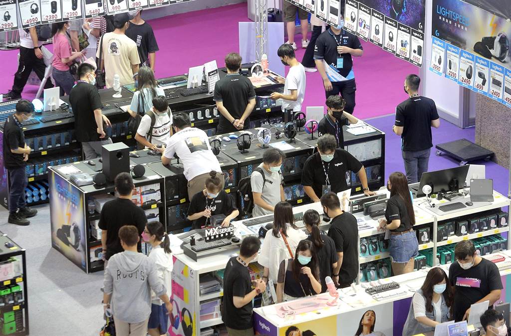 開學季規模最大的「2022台北3C電腦電玩電器空調影音展」2日在台北世貿一館登場，吸引許多民眾前往參觀選購。（趙雙傑攝）