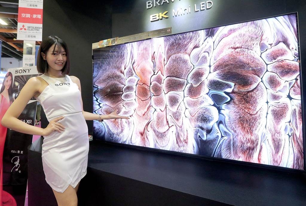 「2022台北3C電腦電玩電器空調影音展」2日在台北世貿一館登場，參展攤位請來模特兒展示商品，希望能刺激買氣。（趙雙傑攝）
