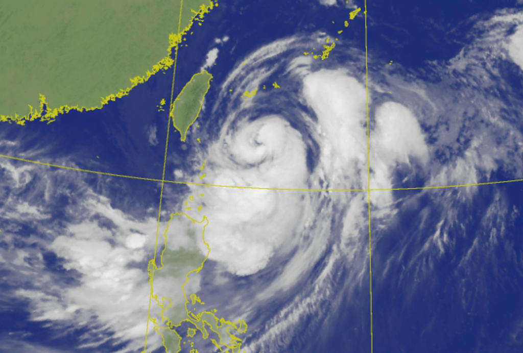 目前颱風軒嵐諾正緩慢朝北移動，氣象主播戴立綱表示，發布陸上颱風警報的關鍵將取決於颱風的移動路徑。（圖／擷取自氣象局官網）