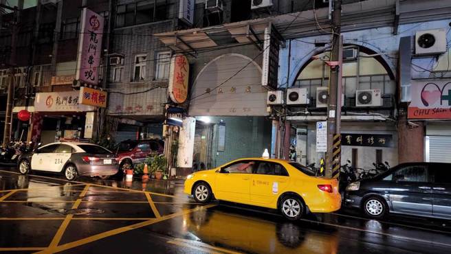 桃园市桃园区中华路发生枪杀命案，2名20多岁男子在出租套房遭枪杀。(翻摄照片)