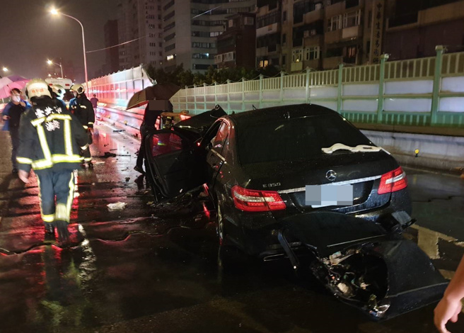 建国高架发生严重车祸，女乘客无呼吸心跳送医急救。（民眾提供）