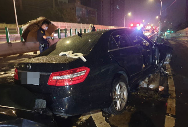 建国高架发生严重车祸，女乘客无呼吸心跳送医急救。（民眾提供）