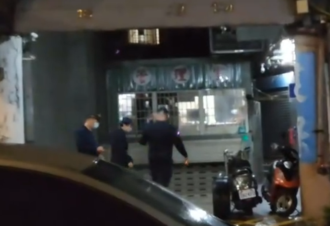 桃園2男遭行刑爆頭慘死套房，發現頭部均有彈孔，警方已掌握嫌犯身分。(民眾提供)