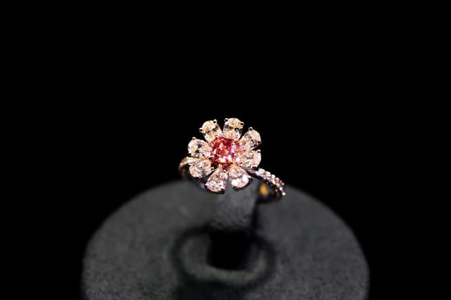 全世界超过1克拉的红钻不到20颗，图为1克拉红钻。（Diamond Bank提供）
