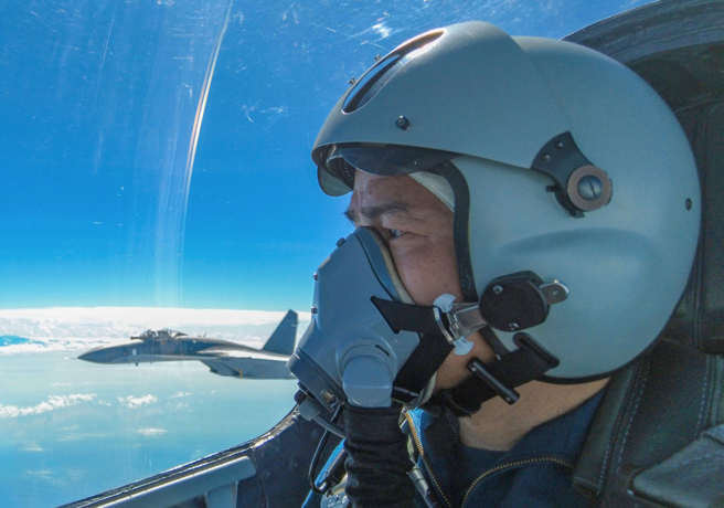 解放军东部战区7日在台湾周边海空域进行实战化联合演训，图为战机飞行员正在编队执行任务的画面。（新华社）