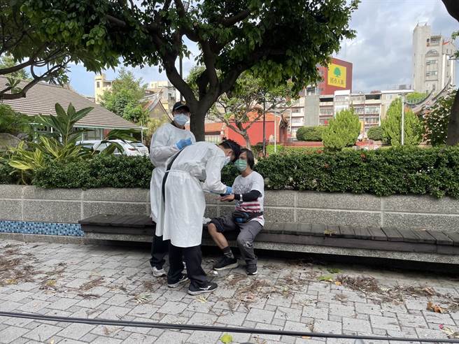 彰化市的孔廟前一棵路樹，疑似因為承受不了強風襲擊，應聲倒塌壓傷一名路過的騎士，造成肢體擦挫傷等。（民眾提供／吳建輝彰化傳真）