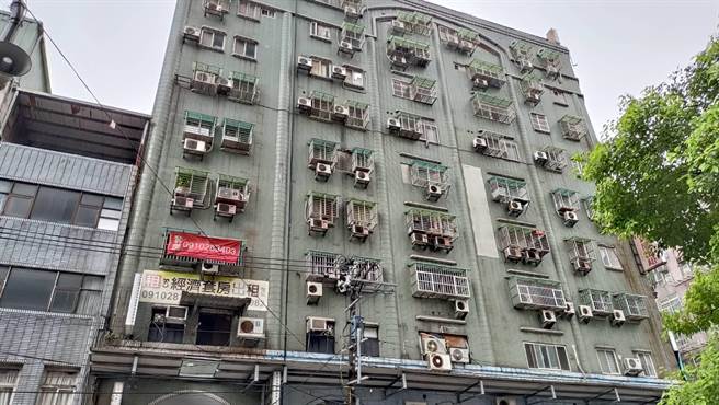 桃园市桃园区中华路发生枪杀命案，陈姓、杨姓20多岁男子在1间出租套房头部中弹死亡。(读者提供)