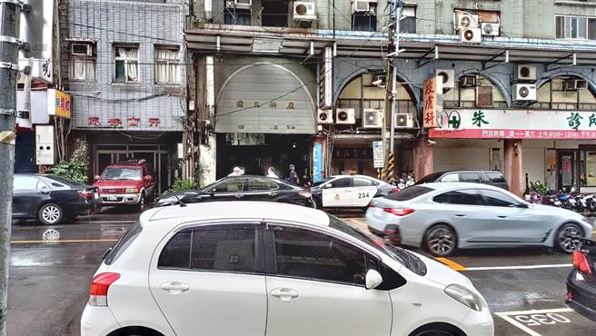 桃园市桃园区中华路发生枪杀命案，陈姓、杨姓20多岁男子在1间出租套房头部中弹死亡。(读者提供)