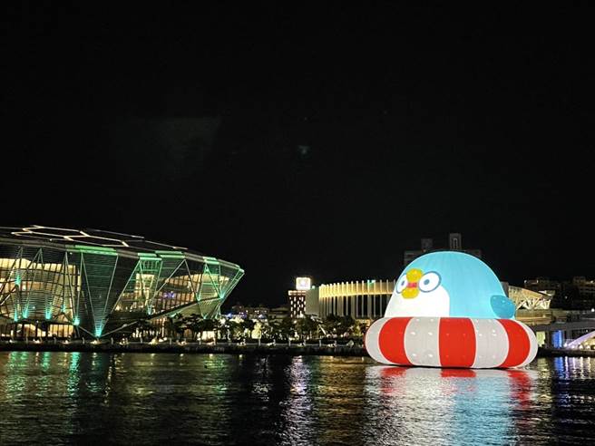 高雄市文化局２日公告，「轩岚诺」颱风来势汹汹，为了确保爱河湾上6大贴图明星的「人身安全」，9月2日至9月4日聊疗漂漂河将暂停展示。（杨舒婷摄）