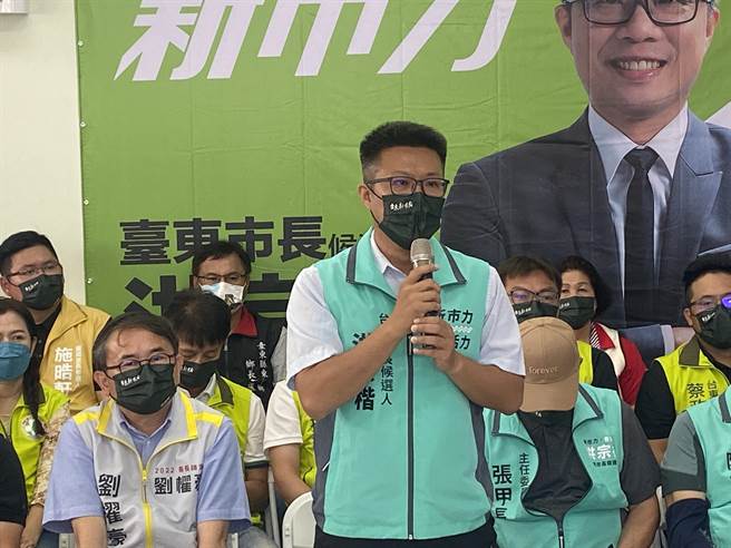 行政院东部联合服务中心执行长洪宗楷2日登记参选台东市长及成立竞选总部。（蔡旻妤摄）