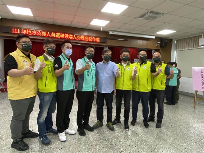 行政院东部联合服务中心执行长洪宗楷2日登记参选台东市长及成立竞选总部。（蔡旻妤摄）