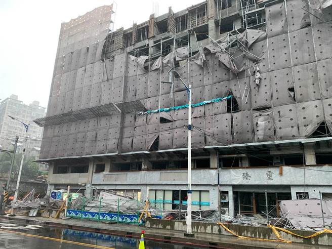 基隆市中山區一處大樓工地發生鷹架傾塌意外，警方趕到後，將現場圍起封鎖線，並在現場指揮交通。（市議員莊敬聖提供／張志康基隆傳真）