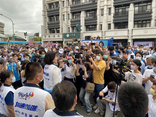 雲林縣長張麗善今（2日）一大早在雲林縣議會議長沈宗隆、多名鄉鎮市長、縣議員超過500多人陪同下完成登記。（讀者提供）