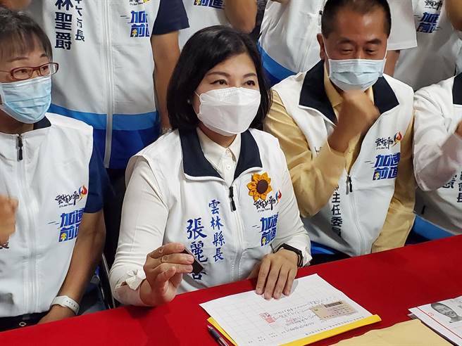 　張麗善在現任議長沈宗隆、前議長歐明憲、立委林文瑞等人陪同下於8點15分用印，完成參選登記。（周麗蘭攝）