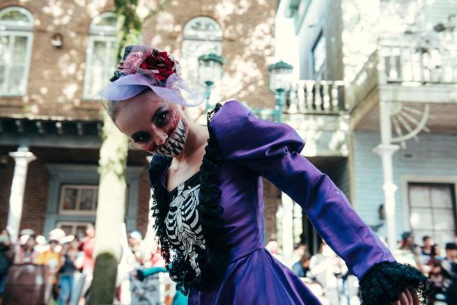 （入住关西六福庄「恶灵万圣村庄 恶灵餐厅专案」，就有机会抽星宇航空台北—曼谷双人来回机票。图／六福旅游集团提货）