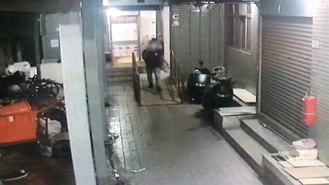 桃园市桃园区中华路发生枪杀命案，陈姓、杨姓20多岁男子在1间出租套房头部中弹死亡，嫌犯行凶前画面也曝光。(翻摄照片)