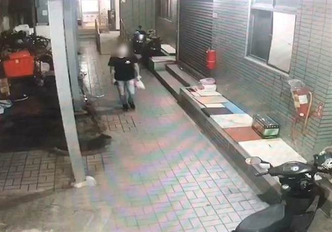 桃园市桃园区中华路发生枪杀命案，陈姓、杨姓20多岁男子在1间出租套房头部中弹死亡，嫌犯行凶前画面也曝光。(翻摄照片)