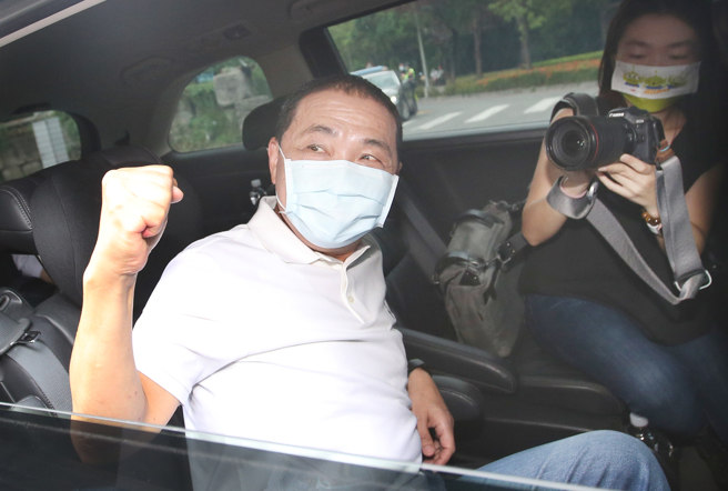 新北市长侯友宜1日前往新北市选委会登记参选，离去前与竞选幕僚相互加油打气。（资料照,范扬光摄）