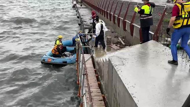 基隆市旭川河上午发现有女子溺水，基隆市消防局紧急救援，将女子送医急救。（张志康摄）