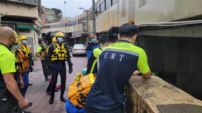 基隆市旭川河上午发现有女子溺水，基隆市消防局紧急救援，将女子送医急救。（张志康摄）