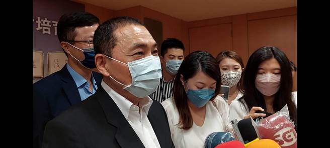 新北市長侯友宜（左）回應，公辦的辯論都是選委會相關規定，當時有很多媒體在場及報導，相信這些報導都可以證明當時的辯論方式。（陳慰慈攝）