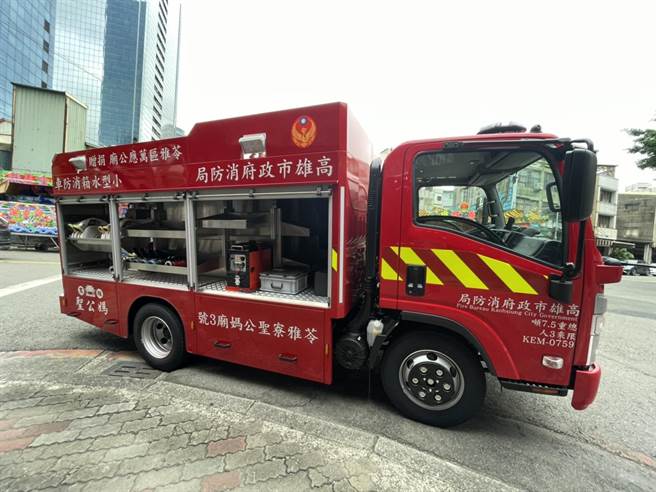 该辆水箱车搭载全自动充电设备，随时监控车辆电量，当车辆底盘电源低于22伏特时，即可自动充电。（洪靖宜摄）