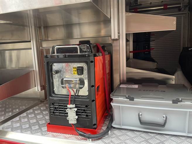 该辆水箱车搭载全自动充电设备，随时监控车辆电量，当车辆底盘电源低于22伏特时，即可自动充电。（洪靖宜摄）