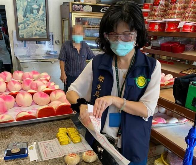高雄市卫生局对月饼进行抽验。（高市卫生局提供／杨舒婷高雄传真）