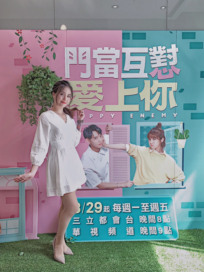 社区总干事刘必雪(黄米溱饰)邀请大家，每周一至周五在三立都会台晚间8点、华视频道晚间9点准时收看《门当互怼爱上你》。(照片/黄米溱提供)