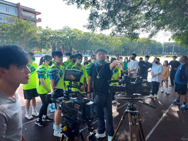 《门当互怼爱上你》第一集在醒吾科大操场拍摄取景，剧组人员与表艺系近40位学生在34度的高温下，仍用心排练开心参与演出。(照片/醒吾科大提供)