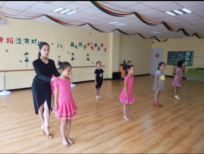 醒吾科大表艺系黄米溱曾在中国河北廊坊的舞蹈教室教小朋友跳舞。(照片/黄米溱提供)