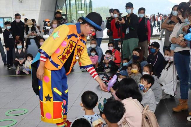 ▲自行车嘉年华主题日有热闹的餐车市集、街头艺人表演。　图：日月潭国家风景区管理处／提供