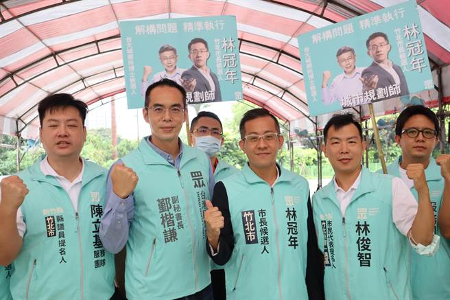 民眾党竹北市长参选人林冠年（中）2日上午完成登记。（邱立雅摄）