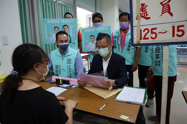 民眾党竹北市长参选人林冠年（右）在党内各级民代参选人陪同下登记参选。（邱立雅摄）