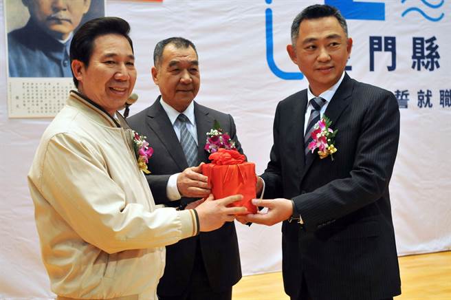 金门前县长陈福海（右）确定再战，今天上午11时11分委托前县府秘书何国楚等人代为完成竞选登记，卷土重来挑战现任杨镇浯县长（右），也确立年底2次「浯、海大战」的局势。（资料照片／李金生摄）