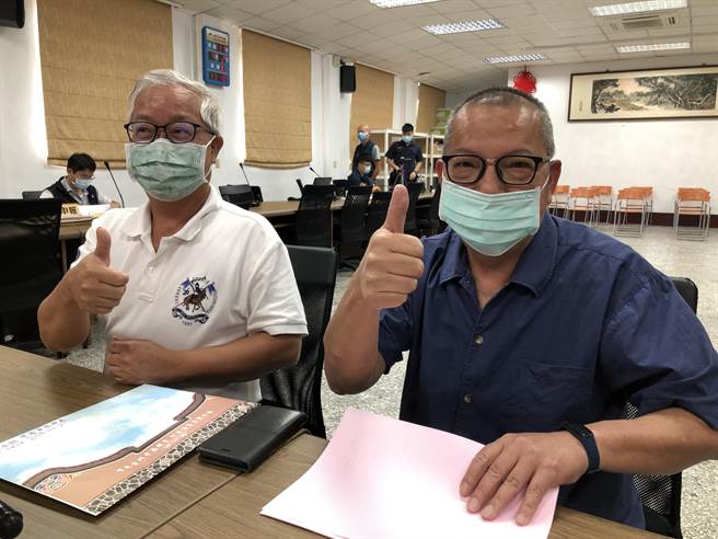 陈福海委托前县府秘书何国楚（左）等人代为完成竞选登记，确立年底2次「浯、海大战」的局势。（李金生摄）