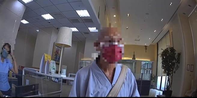 卢翁多年前出家当和尚，网友诓骗布施700万美金，需要卢翁先缴2500欧元政府税到指定帐户才能顺利匯出。（翻摄照片／崔正纲高雄传真）