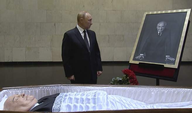 俄羅斯總統普丁1日在莫斯科中央臨床醫院（Central Clinical Hospital），向病逝的前蘇聯領導人戈巴契夫獻花致意。（美聯社）