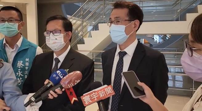 桃园市长郑文灿（左）与民进党桃园市长参选人郑运鹏（右）共同出席军人忠灵祠111年秋祭典礼，郑运鹏受访表示，认为张善政应该呼应小鸡们的要求出面开记者会说明，并公布详细资讯。（陈梦茹翻摄）