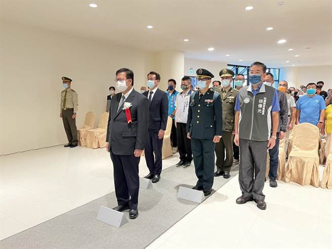 桃园市长郑文灿、民进党桃园市长参选人郑运鹏等人共同出席军人忠灵祠111年秋祭典礼。（陈梦茹摄）