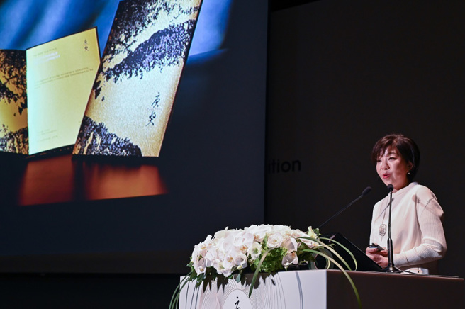 知本形象设计蔡慧贞总监以古典哲学中，构成世界所有物质与能量的四大元素—水、地、风、火为设计概念，分别设计唐奖永续发展、生技医药、汉学与法治四款证书。(图／唐奖基金会)