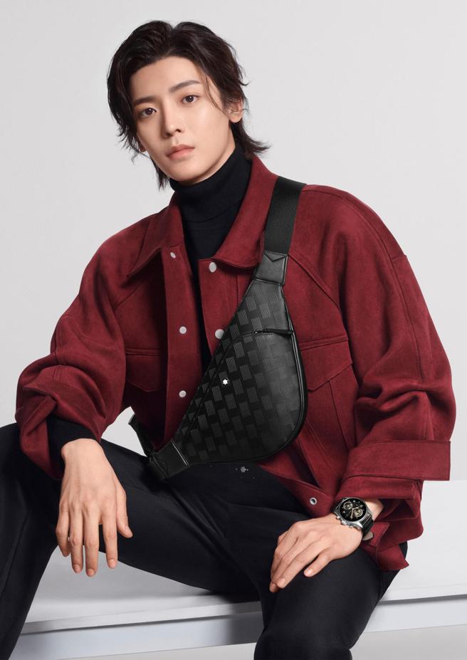 万宝龙品牌大使侯明昊配戴Summit 3系列智能腕表，搭配风尚3.0系列背包。（Montblanc提供）