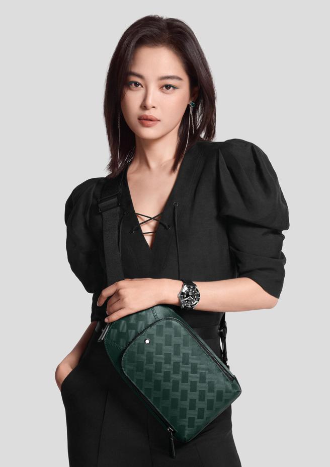 万宝龙品牌大使辛芷蕾配戴1858系列Iced Sea腕表，手拎风尚3.0系列单肩包。（Montblanc提供）