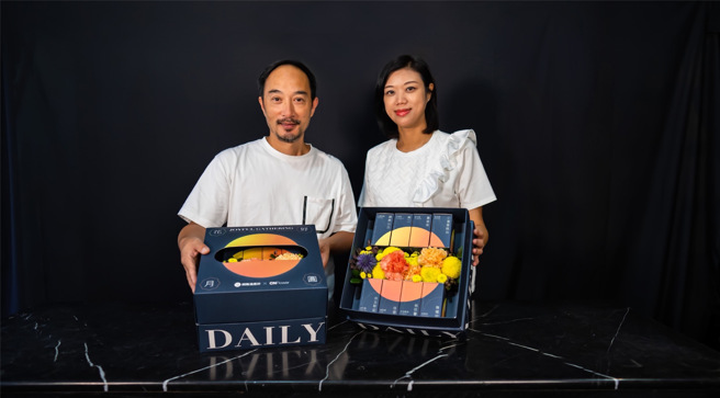 大数据公司营运长蒋志薇(右)携手顶级花艺美学品牌CNFlower西恩创办人凌宗涌老师(左)推出秋节限定礼盒。(图/业者提供)